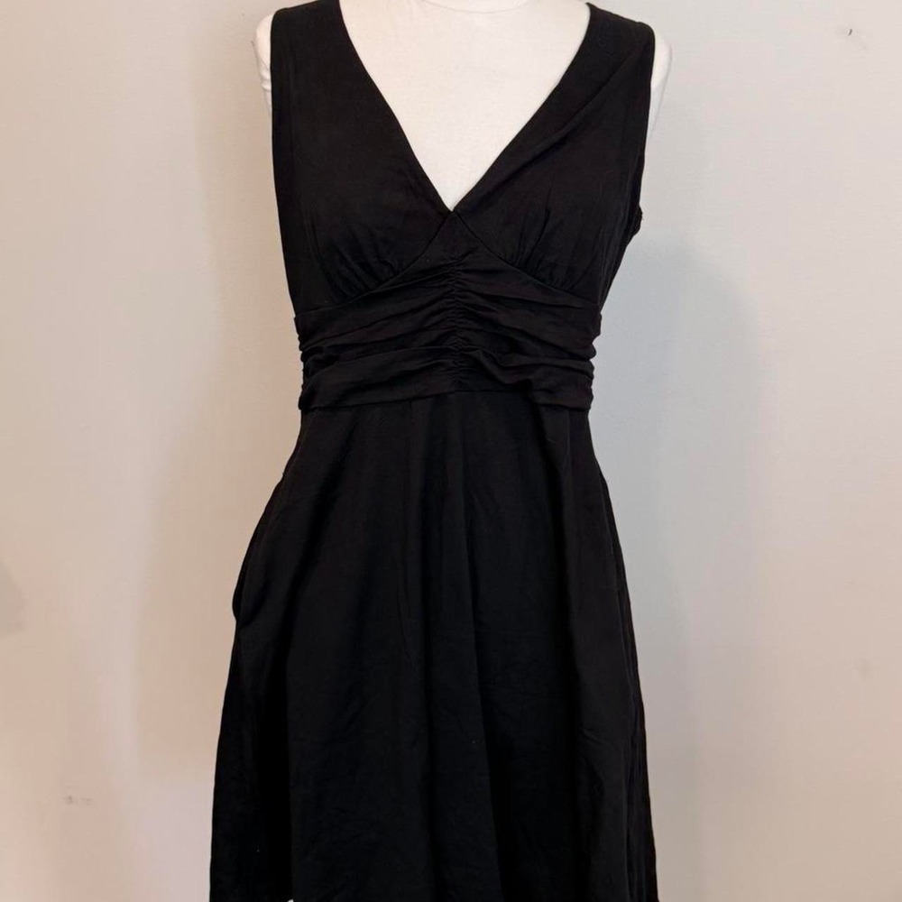 Black Sleeveless‎ Mini Dress – Classic & Flowy 🖤